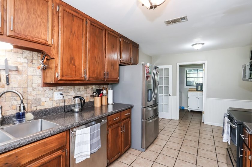 Tucked away in desirable Quail Creek Estates, this spacious - photo 12