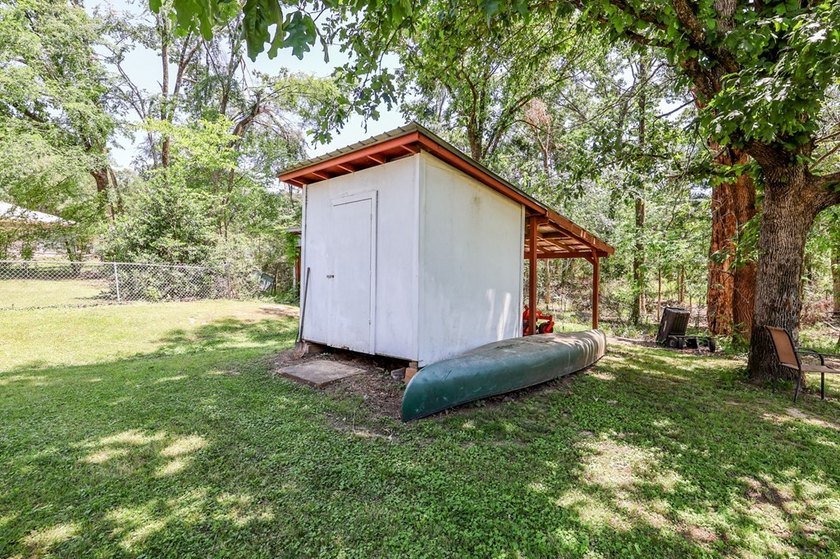Tucked away in desirable Quail Creek Estates, this spacious - photo 40
