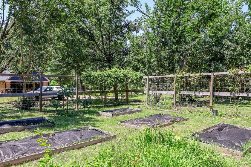 Tucked away in desirable Quail Creek Estates, this spacious - photo 45