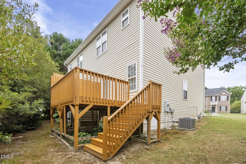 Beautifully maintained and extensively updated 2-bedroom, 2 - photo 4