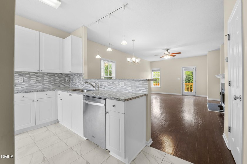 Beautifully maintained and extensively updated 2-bedroom, 2 - photo 6