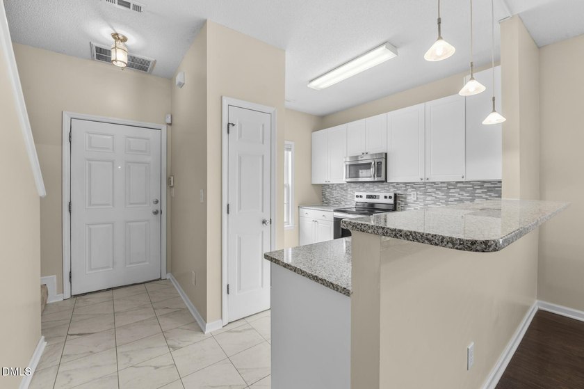 Beautifully maintained and extensively updated 2-bedroom, 2 - photo 7