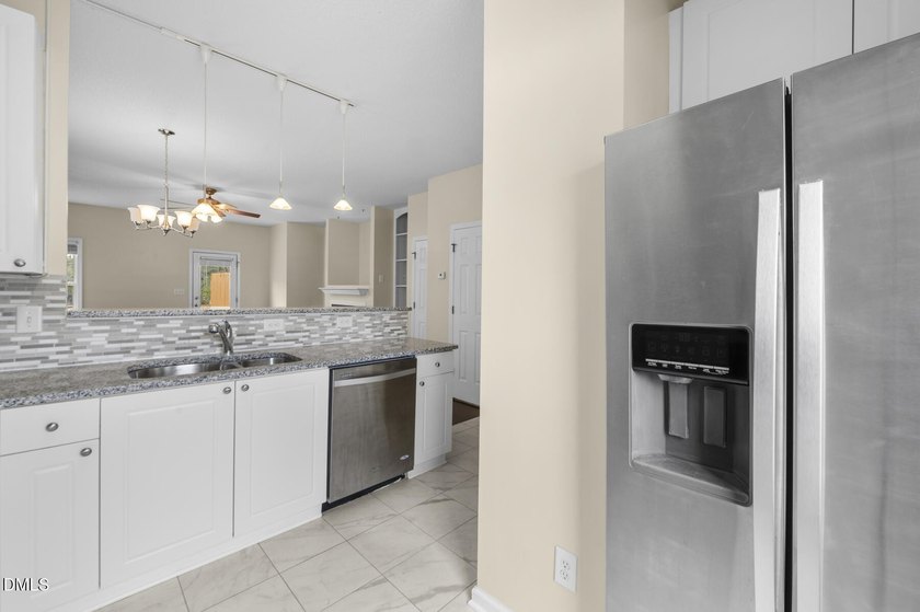 Beautifully maintained and extensively updated 2-bedroom, 2 - photo 8