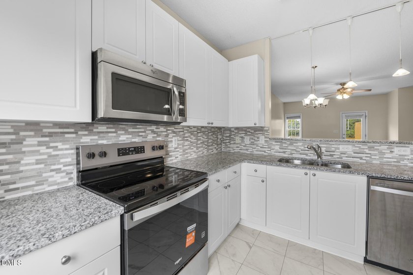 Beautifully maintained and extensively updated 2-bedroom, 2 - photo 9