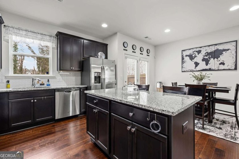 Beautifully maintained 3-bedroom, 2.5-bath end unit townhome in - photo 12