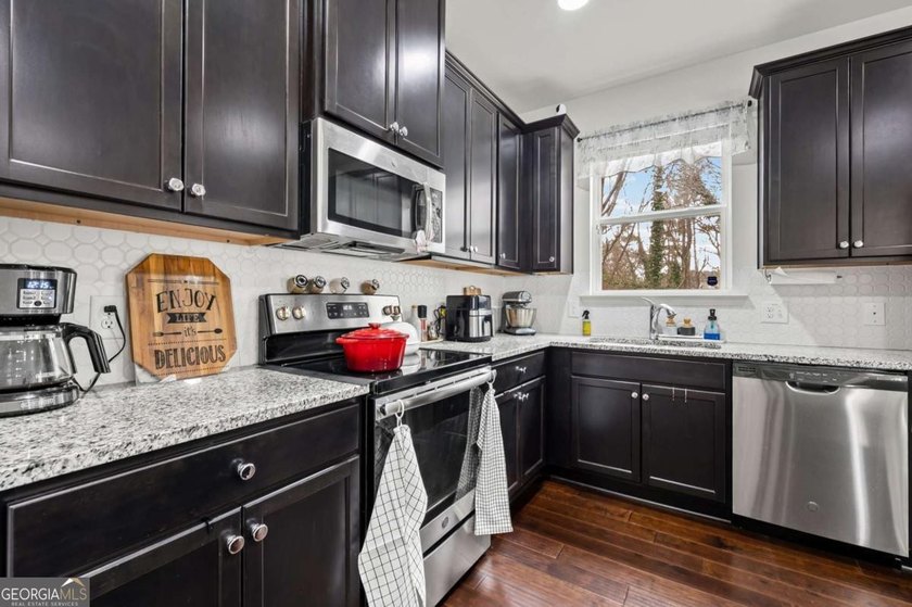 Beautifully maintained 3-bedroom, 2.5-bath end unit townhome in - photo 13