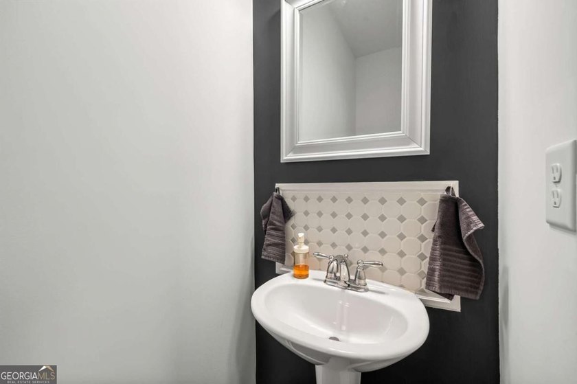 Beautifully maintained 3-bedroom, 2.5-bath end unit townhome in - photo 18