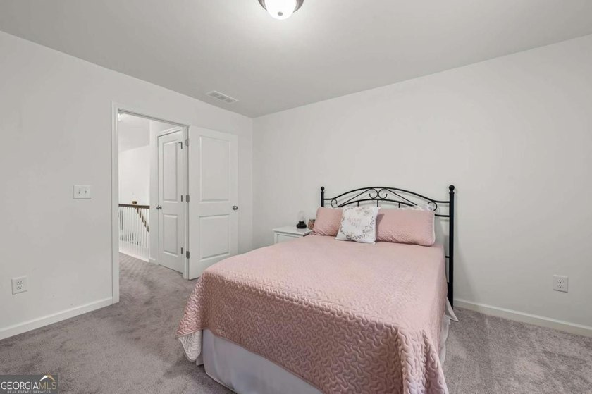 Beautifully maintained 3-bedroom, 2.5-bath end unit townhome in - photo 20