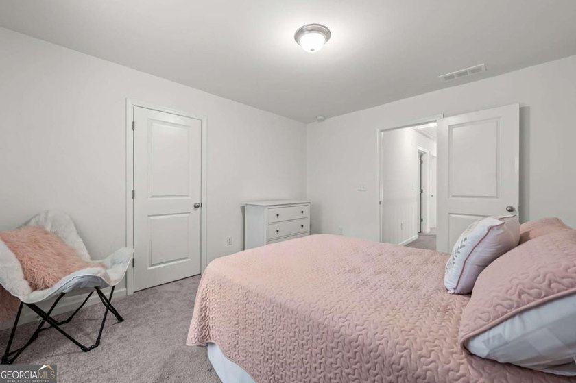 Beautifully maintained 3-bedroom, 2.5-bath end unit townhome in - photo 21