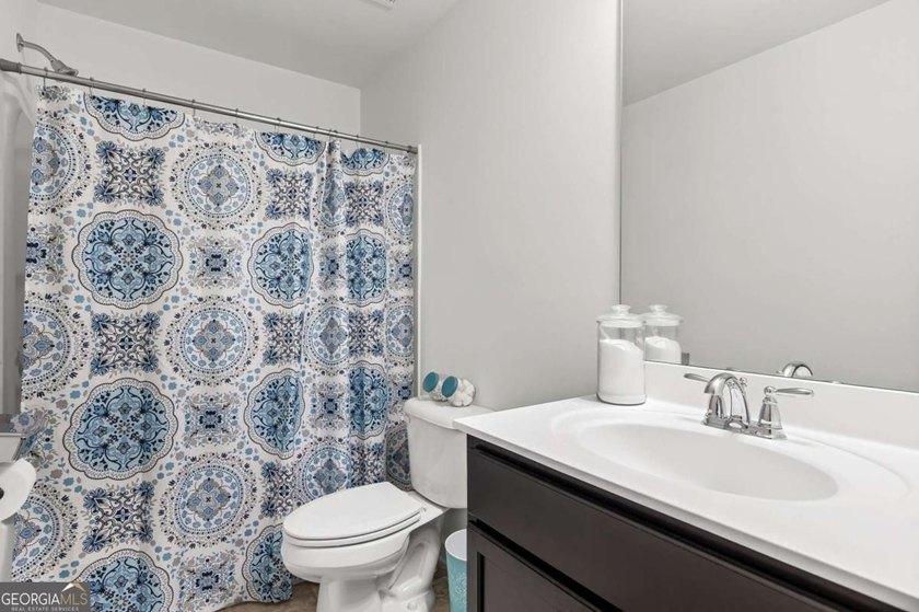 Beautifully maintained 3-bedroom, 2.5-bath end unit townhome in - photo 22