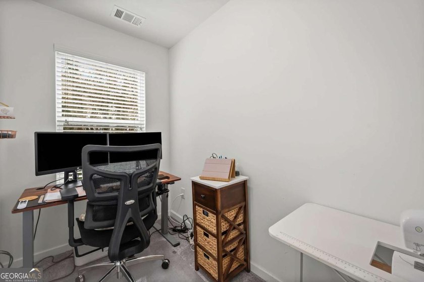 Beautifully maintained 3-bedroom, 2.5-bath end unit townhome in - photo 24