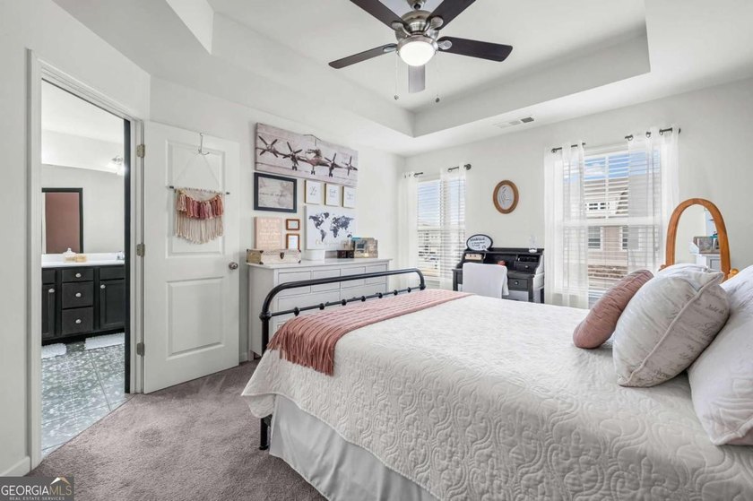 Beautifully maintained 3-bedroom, 2.5-bath end unit townhome in - photo 27