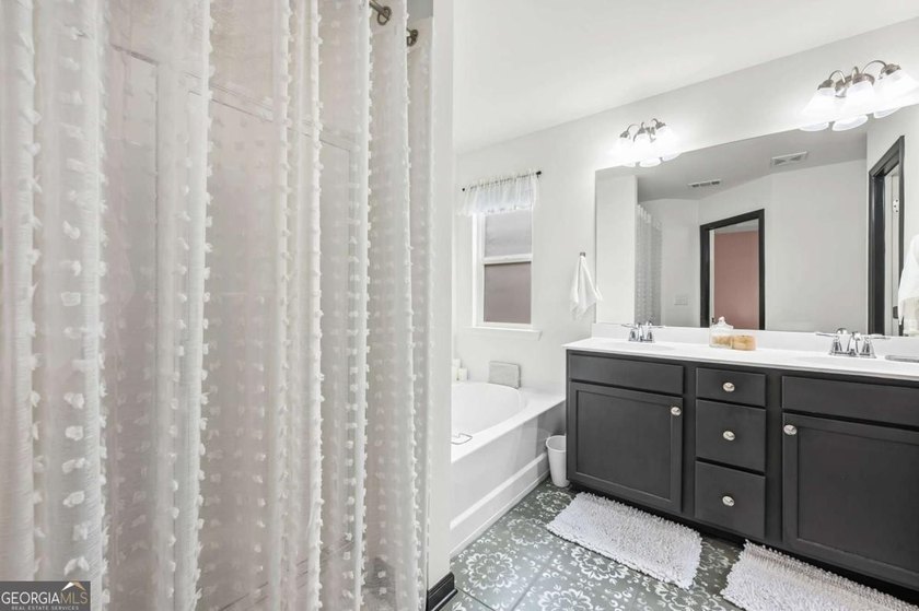 Beautifully maintained 3-bedroom, 2.5-bath end unit townhome in - photo 31