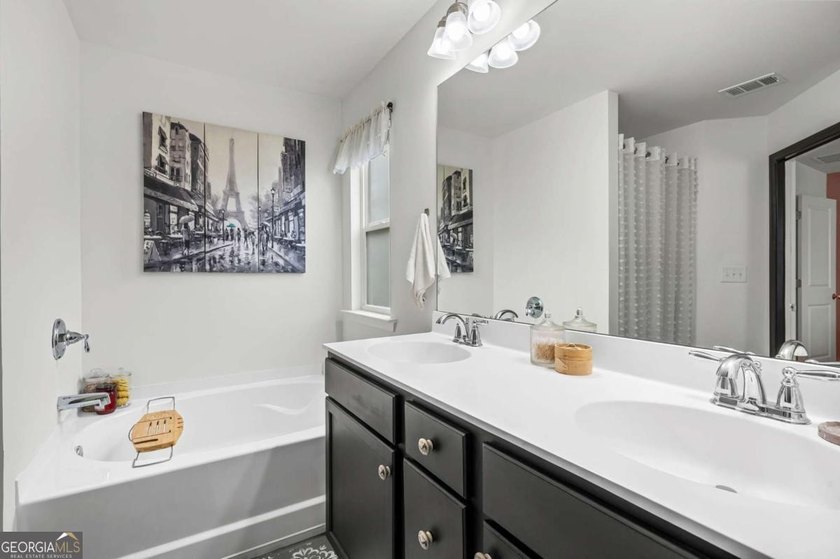 Beautifully maintained 3-bedroom, 2.5-bath end unit townhome in - photo 33