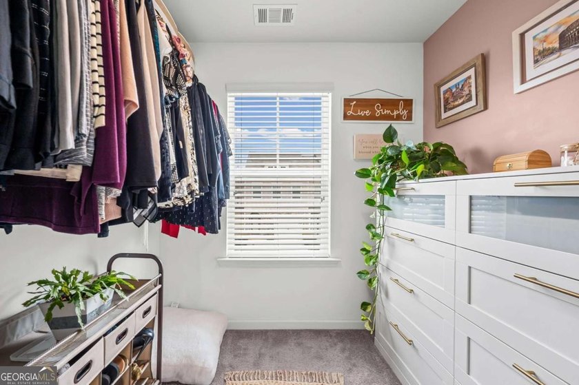 Beautifully maintained 3-bedroom, 2.5-bath end unit townhome in - photo 34