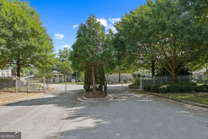Beautifully maintained 3-bedroom, 2.5-bath end unit townhome in - photo 38