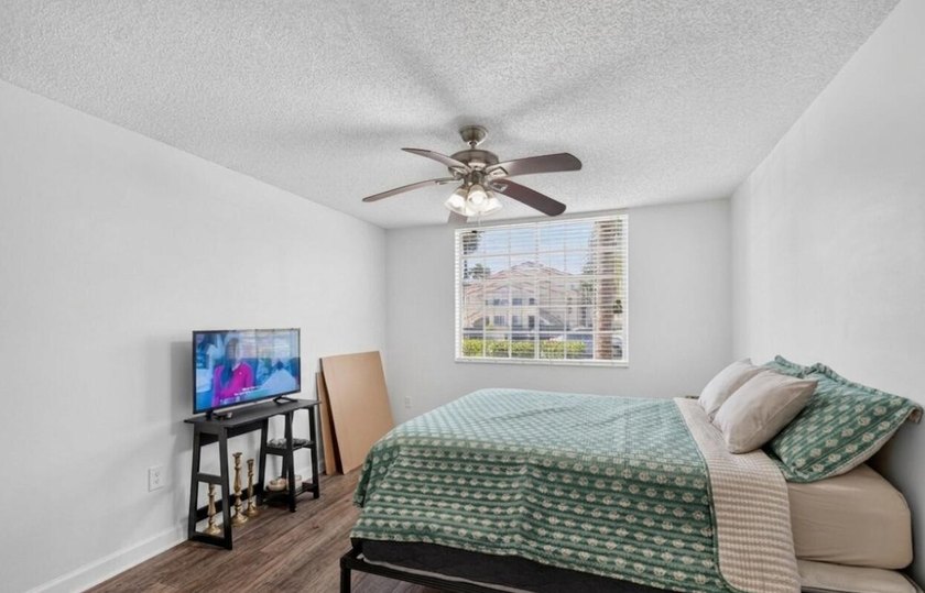 Welcome to this well-appointed two-bedroom, two-bathroom - photo 12