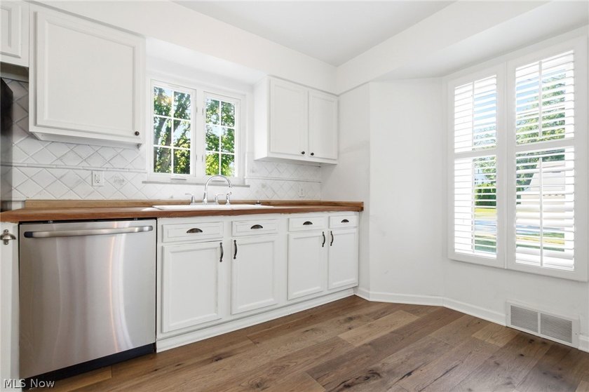 A wonderful Bay Village lifestyle awaits in this move-in ready - photo 18