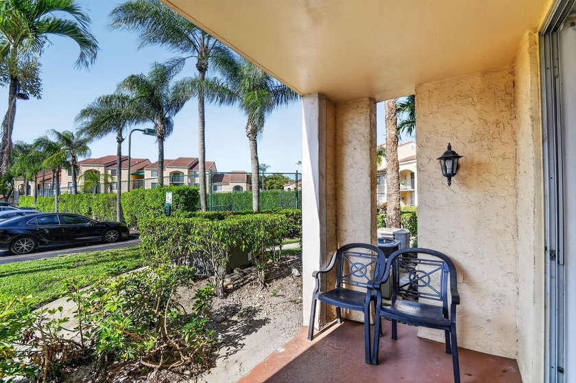 Welcome to this well-appointed two-bedroom, two-bathroom - photo 22