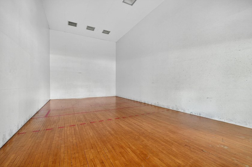 Welcome to this well-appointed two-bedroom, two-bathroom - photo 30