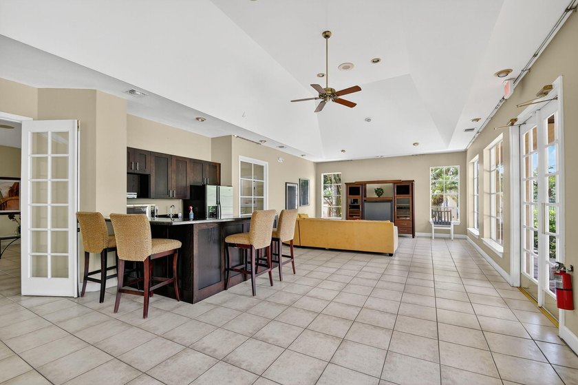 Welcome to this well-appointed two-bedroom, two-bathroom - photo 33