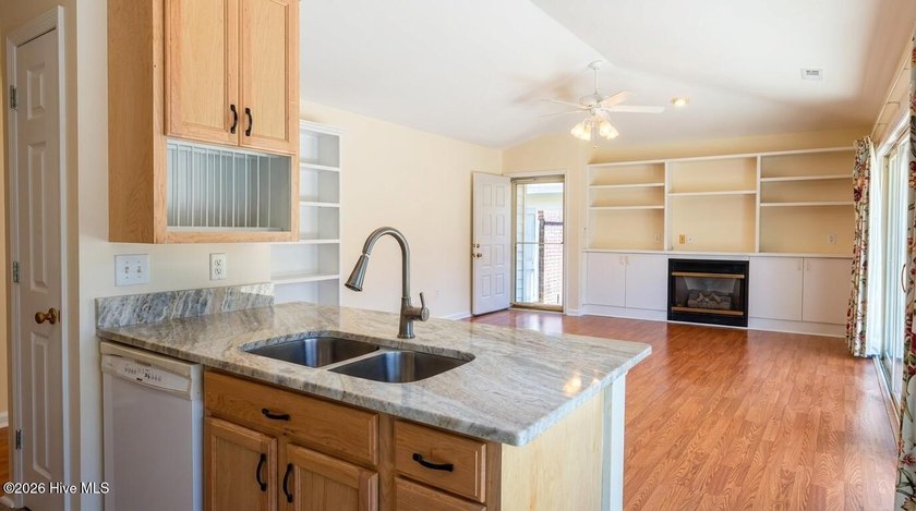 Centrally located in the heart of Wilmington, this beautifully - photo 2