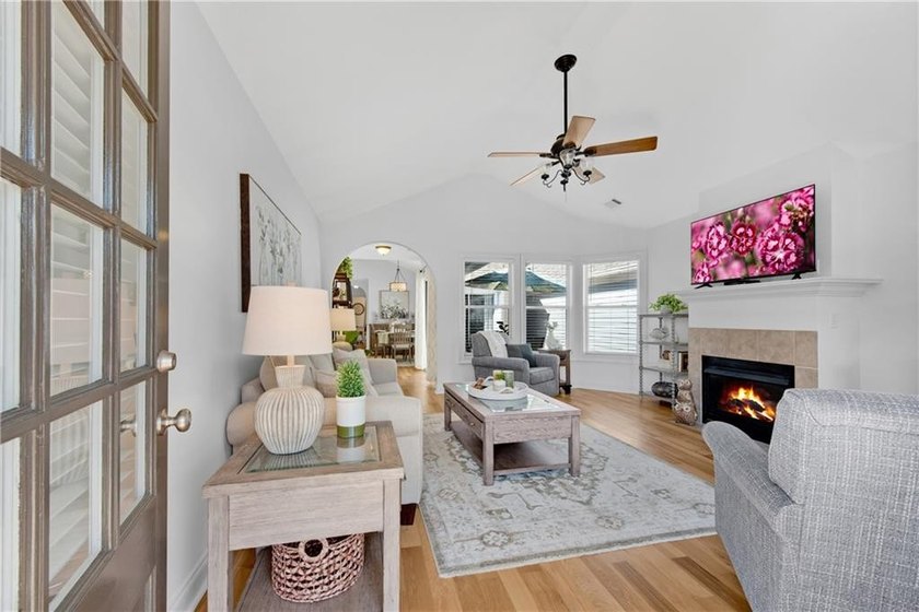 Welcome to this beautifully updated Move-In- Ready cottage - photo 4