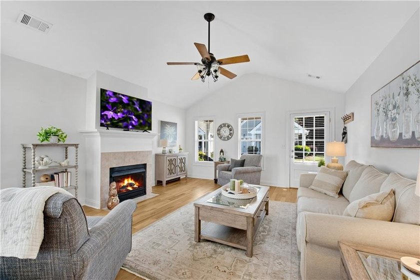 Welcome to this beautifully updated Move-In- Ready cottage - photo 5
