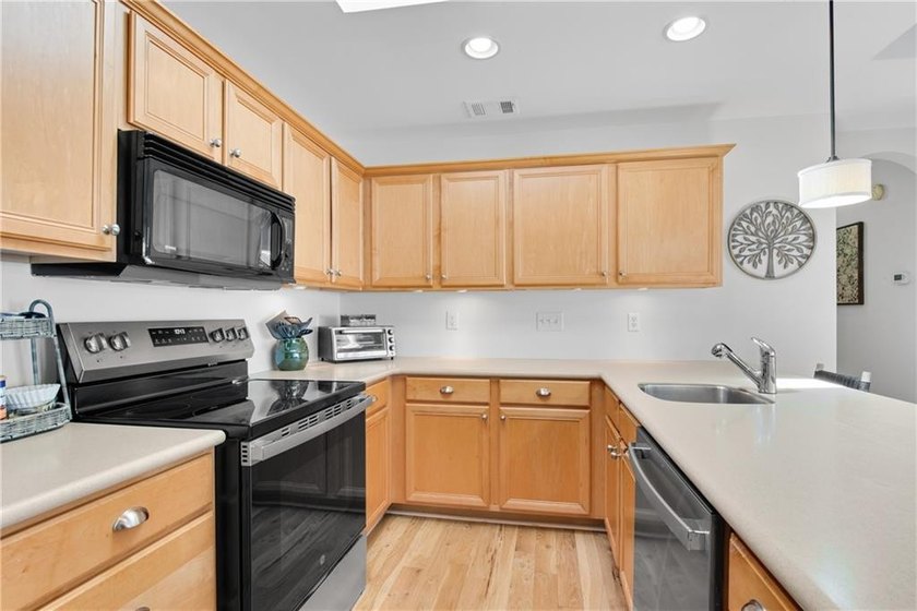 Welcome to this beautifully updated Move-In- Ready cottage - photo 10