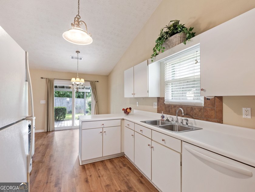 Looking for a good starter home? This is it! You will enjoy a - photo 5