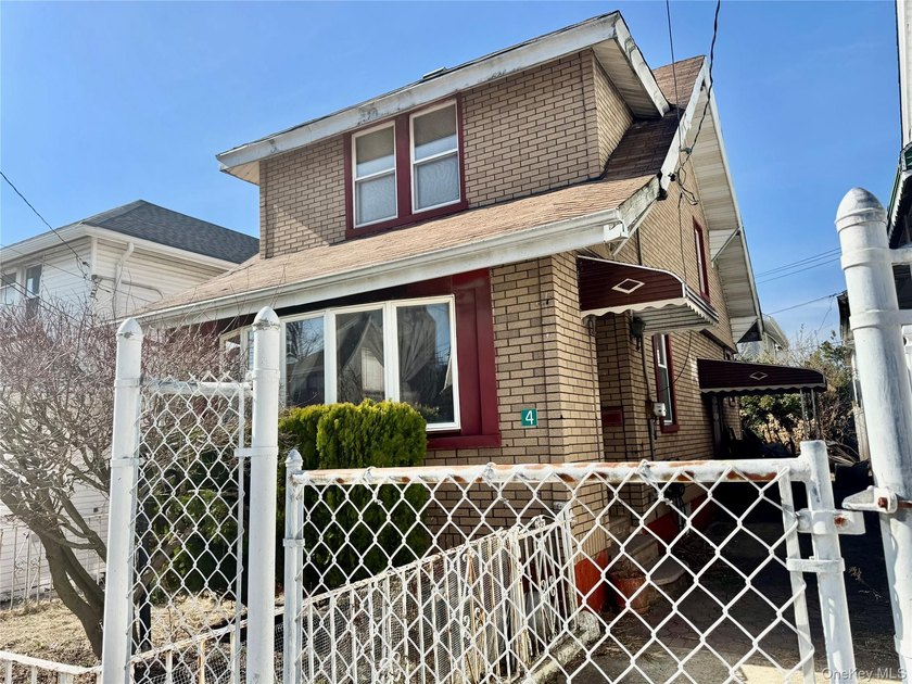 Welcome home! This charming 3 bedroom colonial is located in the - photo 3
