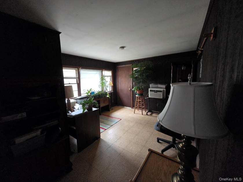 Great opportunity to live in Northport on a private 1 acre. Make - photo 4