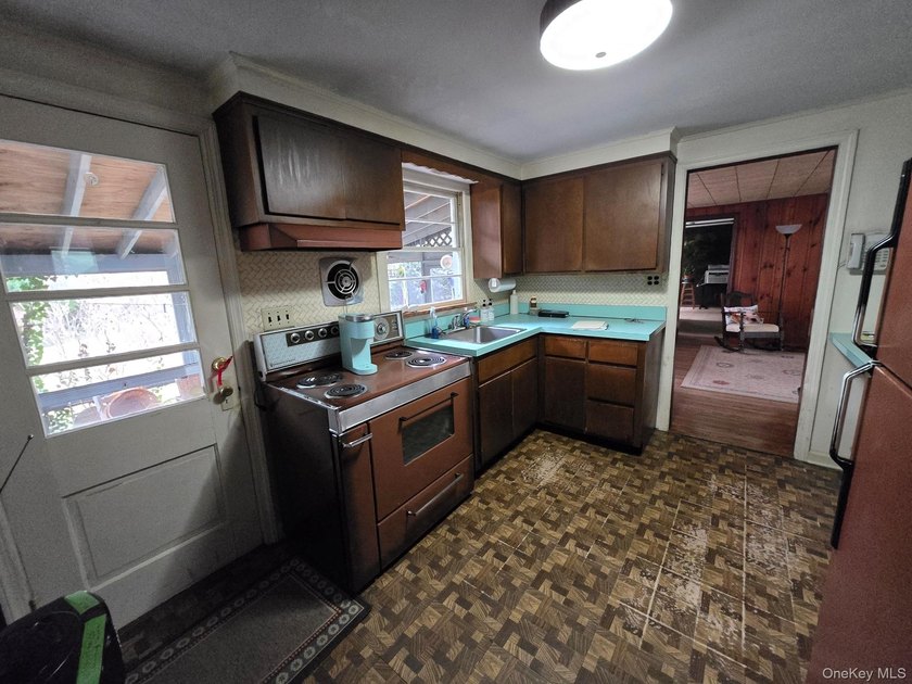 Great opportunity to live in Northport on a private 1 acre. Make - photo 6