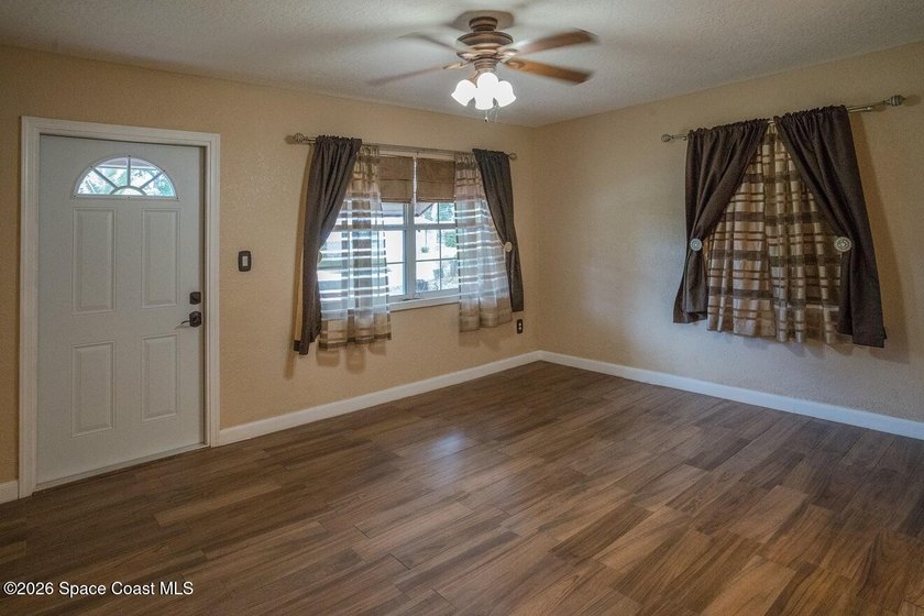 Motivated Seller!! Stop by and see this charming single family - photo 4