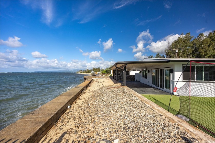 Discover an exceptional oceanfront retreat in serene Mokuleia - photo 22