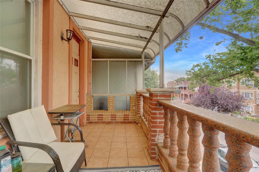 Step into a fantastic well maintain 2 family home with unlimited - photo 3