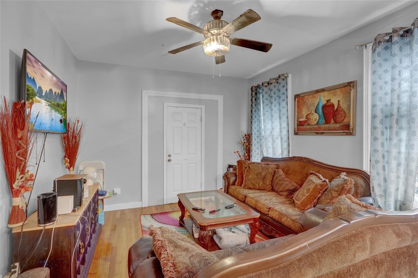 Step into a fantastic well maintain 2 family home with unlimited - photo 4