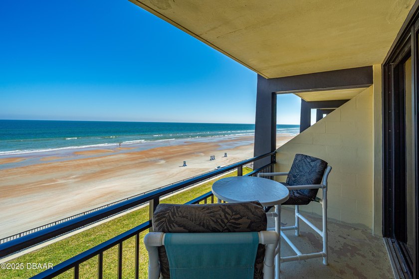 Oceanfront Perfection at the Iconic Hawaiian Inn Beach Resort - photo 17
