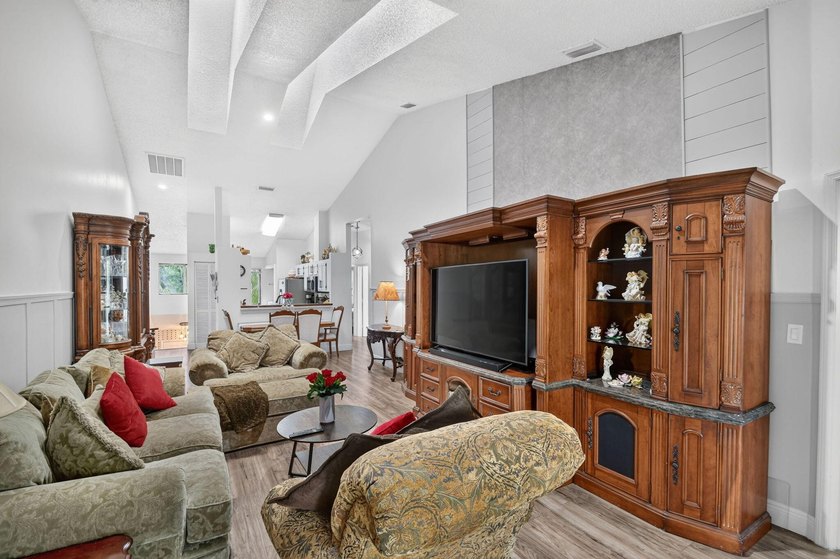 Beautiful 3 bedroom, 2 bathroom townhome with water view. See - photo 20