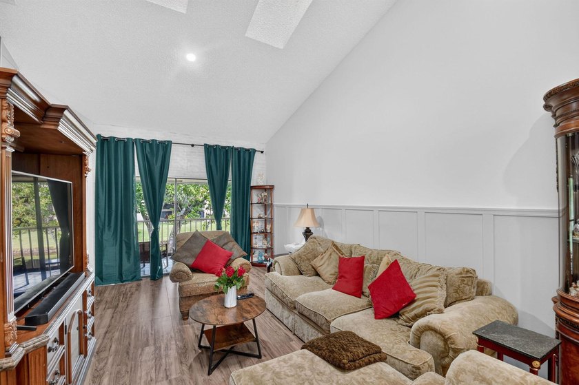 Beautiful 3 bedroom, 2 bathroom townhome with water view. See - photo 22