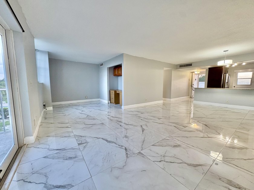 Live in the heart of Boca Raton in this spacious 2-bedroom - photo 11