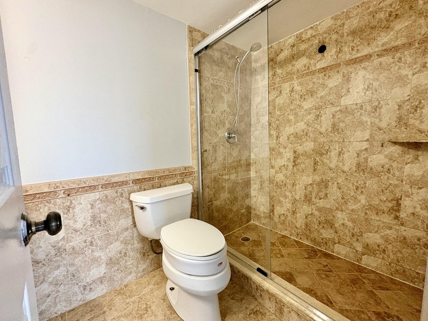 Live in the heart of Boca Raton in this spacious 2-bedroom - photo 25