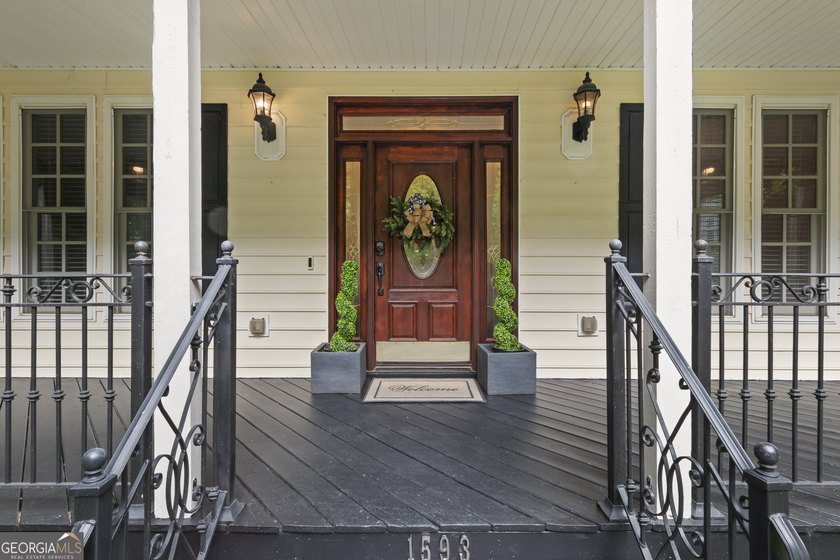 Beautiful home sitting on large cul-de-sac lot in high demand - photo 3
