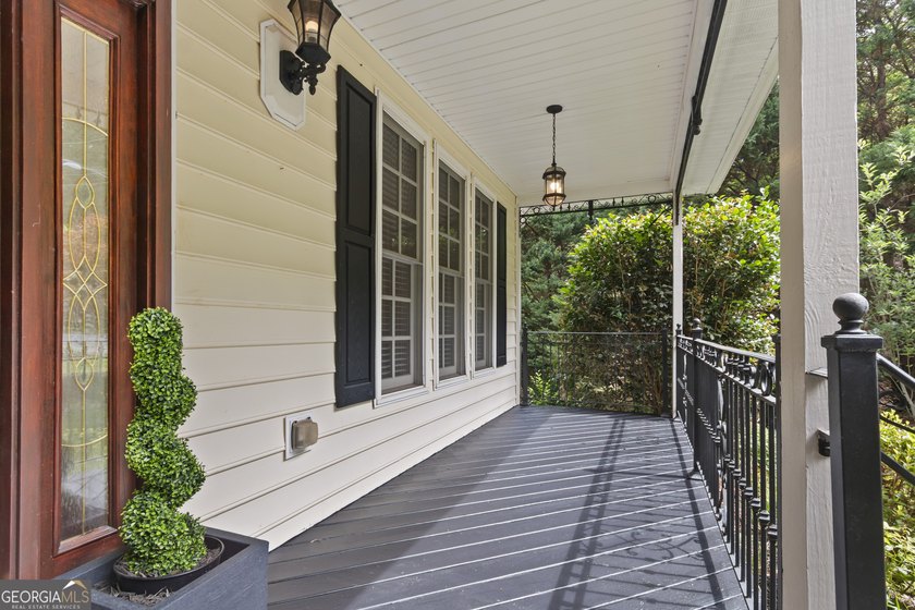 Beautiful home sitting on large cul-de-sac lot in high demand - photo 4