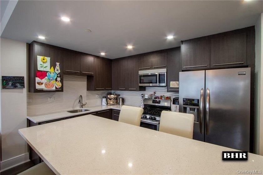 Beautiful 3-Bedroom, 2-Bath Condominium with Parking &amp; Two - photo 2