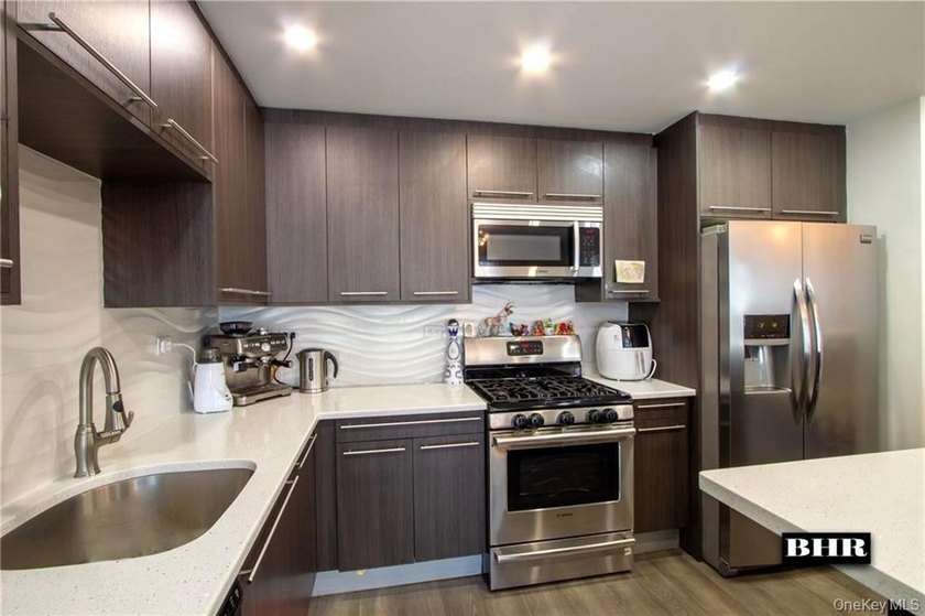 Beautiful 3-Bedroom, 2-Bath Condominium with Parking &amp; Two - photo 3