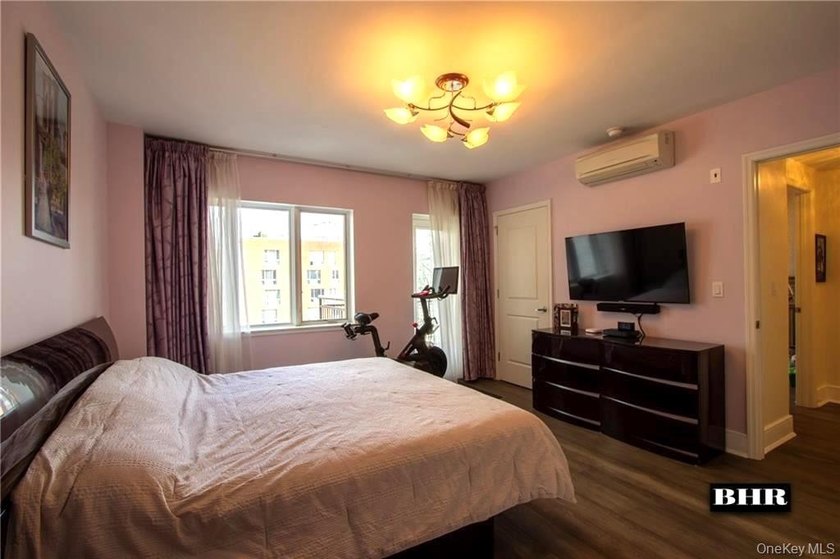Beautiful 3-Bedroom, 2-Bath Condominium with Parking &amp; Two - photo 4
