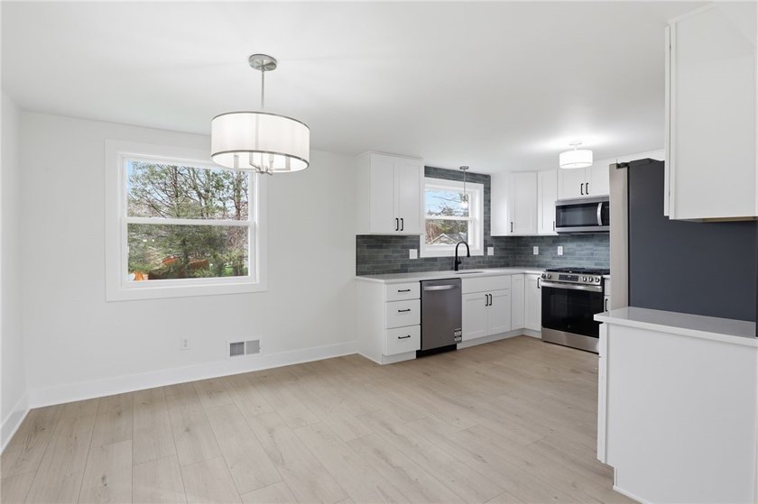 WHY BUILD WHEN EVERYTHING ALL NEW!!! Spacious and fully updated - photo 8