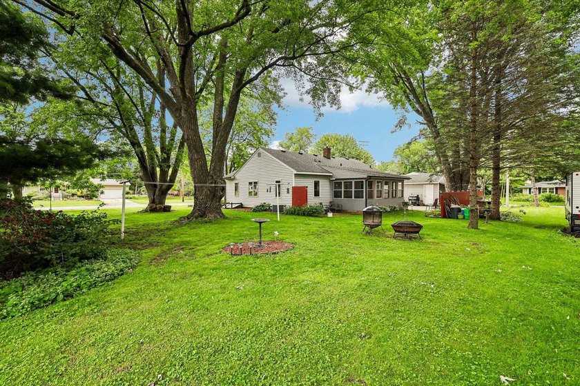 Enjoy a private feel on a spacious lot with this wonderful - photo 42