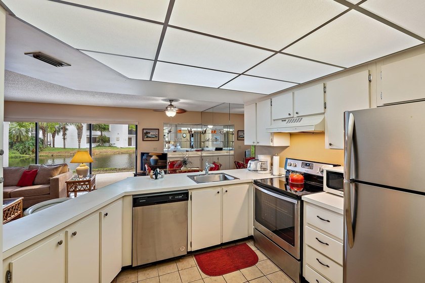 Lovely ground floor condo in one of the most desirable beach - photo 11